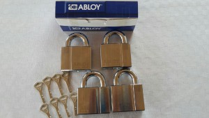 Hänglås Abloy. Lika låsning 8 nycklar. Klass 4