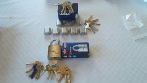 låssystem Kaba och hänglås med Assa nyckel
