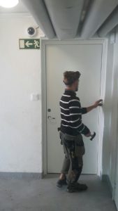Montering av dörr mm i källare. 1jpg
