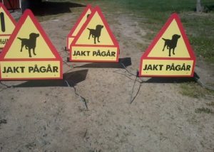 Flyttbara skyltar kapell 1 jakt pågår. med hundsymbol 1