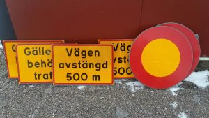 Väg avstängd 500 m. Skyltar