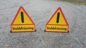 Flyttbara skyltar Stubbfräsning